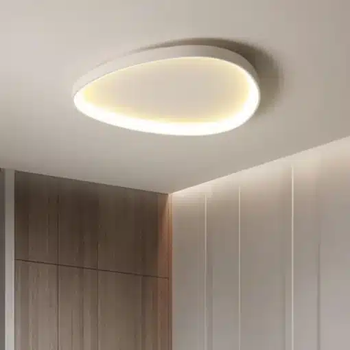 Moodsad LED laelambid elutuppa ja söögituppa. Valge ja minimalistliku disainiga lamp paigutatud kaasaegsesse ruumi, heleda valgusega, loob sooja ja hubase atmosfääri.