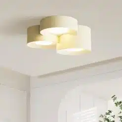 Kolmeosaline Skandinaavia disainiga LED laelamp, paigaldatud heledale ruumi lakke. Lambid on valmistatud kreemjas toonis metallist, rõhutades minimalistlikku ja elegantset esteetikat.