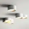 Kolm valget Skandinaavia disainiga LED laelampi modernses ruumis valgel taustal. Lambid on ümmarguse ja minimalistliku vormiga ning pakuvad sooja valgust.