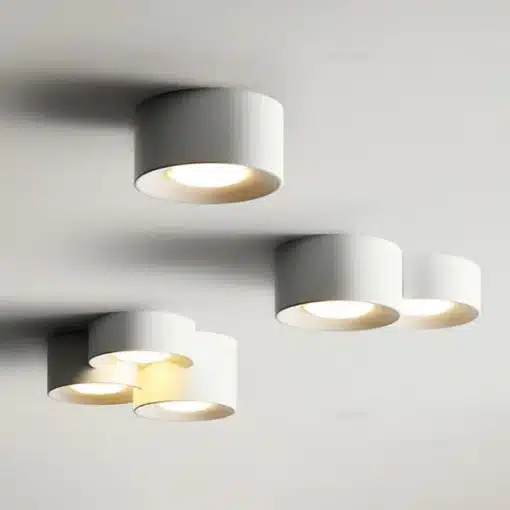 Kolm valget Skandinaavia disainiga LED laelampi modernses ruumis valgel taustal. Lambid on ümmarguse ja minimalistliku vormiga ning pakuvad sooja valgust.