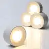 Skandinaavia disainiga LED laelambid, mis on paigutatud siledale pinnale. Valge materjal ja pehme valgus loovad minimalistliku ja kaasaegse stiili.