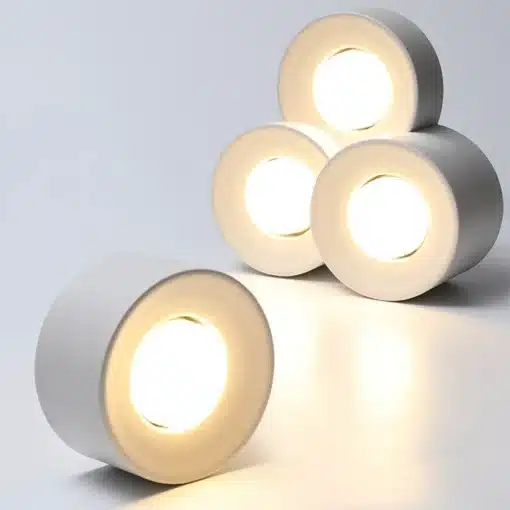 Skandinaavia disainiga LED laelambid, mis on paigutatud siledale pinnale. Valge materjal ja pehme valgus loovad minimalistliku ja kaasaegse stiili.
