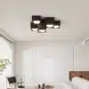 Skandinaavia disainiga LED laelambid, mustad kuubikujulised lambid heledal lael avaras ja stiilses elutoas, mis loob modernse ja elegantse atmosfääri.