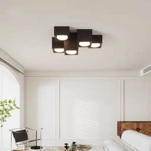 Skandinaavia disainiga LED laelambid, mustad kuubikujulised lambid heledal lael avaras ja stiilses elutoas, mis loob modernse ja elegantse atmosfääri.