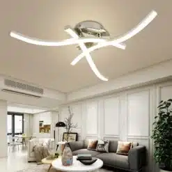 Kaasaegsed ja ökonoomsed LED valgustid, mis on paigaldatud elutoa lakke, näidates ruumis heledat ja stiilset valgust. Valgustite futuristlik disain koosneb mitmest kumavast ribast, mis loovad sujuva valge valguse, sobitudes suurepäraselt kaasaegse interjööriga.
