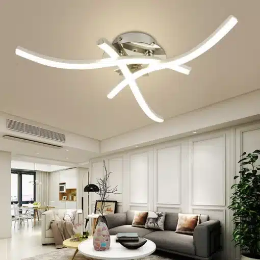 Kaasaegsed ja ökonoomsed LED valgustid, mis on paigaldatud elutoa lakke, näidates ruumis heledat ja stiilset valgust. Valgustite futuristlik disain koosneb mitmest kumavast ribast, mis loovad sujuva valge valguse, sobitudes suurepäraselt kaasaegse interjööriga.