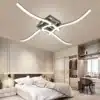 Moodsad ja ökonoomsed LED valgustid minimalistlikus magamistoas, mille seinad on heledad ja mööbel modernne.