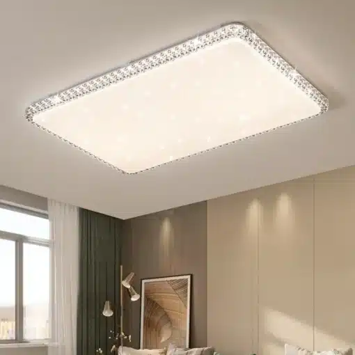 Säästlikud ja moodsad reguleeritavad LED laevalgustid | E-pood Tootemaailm Stiilne ristkülikukujuline LED laevalgusti, mis ripub kaasaegses elutoas. Valgusti servad on kaunistatud kristallidega, kiirgades sooja valgust valgele laele, mis täiustab ruumi elegantset sisekujundust.