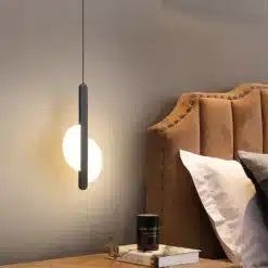 Elegantne valge LED disainvalgusti ripub stiilselt magamistoa seinal, lisades hubasust nahkse voodipeatsiga voodile. Modernne ja minimalistlik disain täiustab Kvaliteetsed disainvalgustid valikut.