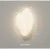 Pilvekujuline LED sisevalgusti seinal, valge pehme valgus taustal, mis loob hubasust.