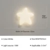 Valge täht LED sisevalgusti taustal hall seina vastu, mõõtmetega 24 cm laius ja 22 cm diameeter, kõrgus 8,5 cm. 10W valgusallikas, suunatud väiksemate ruumide valgustamiseks.