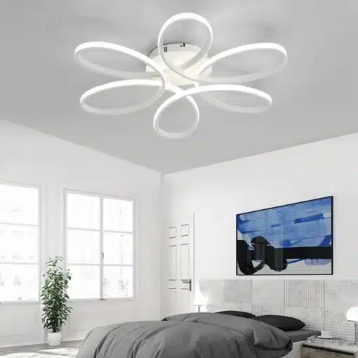 Valges ruumis lakke paigaldatud kaasaegne säästlik ja kvaliteetne disain laevalgusti, mis on valmistatud LED-tehnoloogiaga ja mille keeruka mööbli kuju lisab elegantsi.