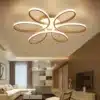 Moodne LED laelamp elutoas, säästlik ja stiilne valgustus, mis kujutab endas futuristliku disainiga ringe, sobiv sooja ja hubase sisustusega ruumi.