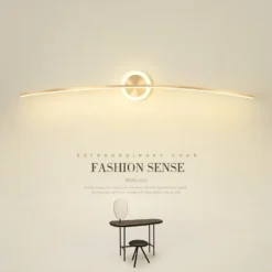 Kuldset tooni moodne disain LED seinalamp minimalistlikus interjööris, mis pakub pehmet ja hubast valgustust beežil taustal.