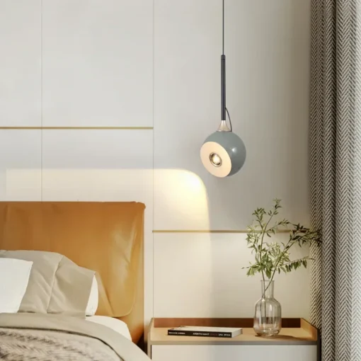 Stiilse disainiga energiatõhus LED ripplamp elutuppa või magamistuppa, mis ripub elegantselt modernses ruumis, taustal neutraalsed seinad ja hubane interjöör.