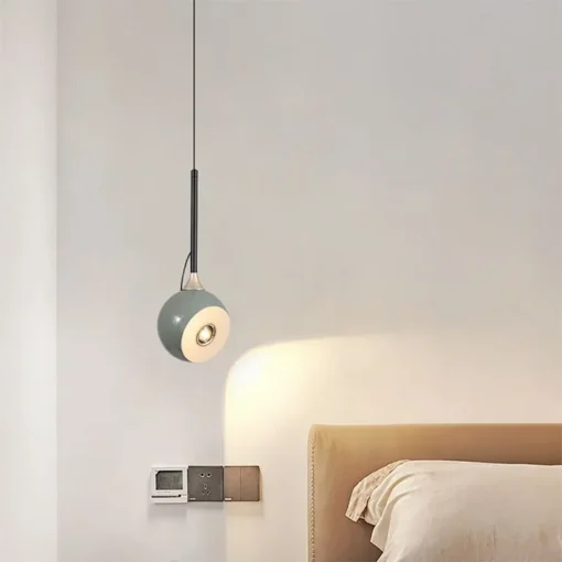 Stiilne ja energiatõhus LED ripplamp halli värvi, ripub magamistoa voodi kohal heledal taustal.
