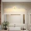 Moodne disain LED seinalamp heledal vannitoa seinal, valgustades ruumi pehme sooja valgusega. Minimalistlik stiil neutraalses modernses interjööris.