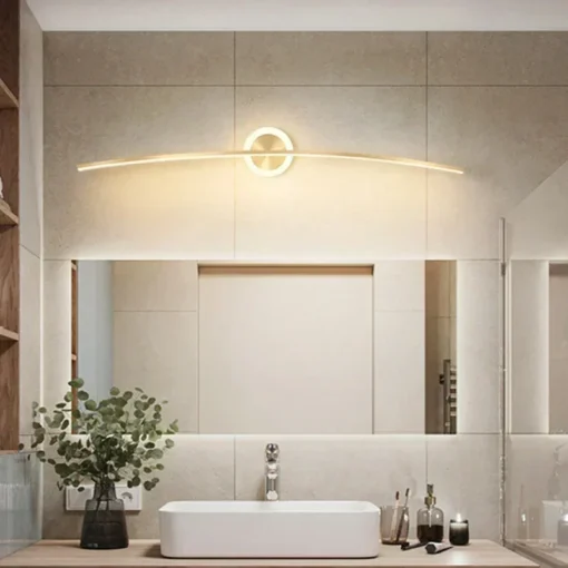 Moodne disain LED seinalamp heledal vannitoa seinal, valgustades ruumi pehme sooja valgusega. Minimalistlik stiil neutraalses modernses interjööris.