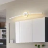 Stiilne ja elegantne Moodsaid disain LED seinalamp kaasaegses interjööris helehallil taustal, millel minimalistlik ja kumera kujuga disain ning pehme valge valgus.