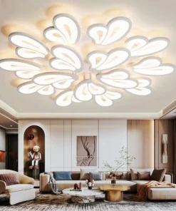 Elegantne, lehekujulise mustriga LED laelühter stiilses elutoas, heledate ja soojade toonidega. Nutikad ning säästlikud LED laelühtrid pakuvad tänapäevast valgustuslahendust.