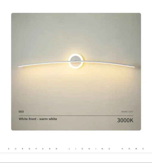 Moodne disain LED seinalamp, kumer valge valgusriba, paigaldatud minimalistlikule heledale seinale, kiirgab sooja valget valgust.