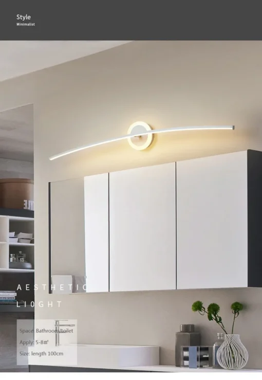 Moodsad disain LED seinalambid valge minimalistliku valgustusega vannitoas, seinakapi kohal. Lambi kaarjas kuju lisab ruumile kaasaegse ja stiilse ilme, valgustades meeldivalt neutraalset seina.