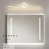 Moodsad disain LED seinalambid minimalistlikus vannitoas, valge valgusega peegli kohal, halli seina taustal.