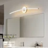 Moodsad disain LED seinalambid paigaldatud kaasaegsesse vannituppa, peegel valge kraanikausi kohal. Valge ja hõbedane valgusti minimalistlikul seinal, õrn valgus loob hubase atmosfääri.