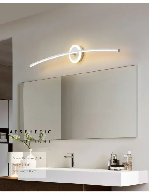 Moodsad disain LED seinalambid paigaldatud kaasaegsesse vannituppa, peegel valge kraanikausi kohal. Valge ja hõbedane valgusti minimalistlikul seinal, õrn valgus loob hubase atmosfääri.