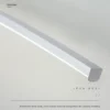 Minimalistliku disainiga Moodsad disain LED seinalambid, helehallist alumiiniumist raam raudkorpusega, heledal taustal.