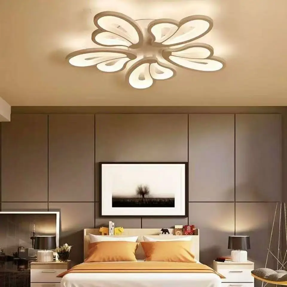 Stiilne ja kaasaegne Nutikad ning säästlikud LED laelühter soojas valgustoonis magamistoa laes, ümbritsetud minimalistliku mööbliga, luues meeldiva ja hubase atmosfääri.