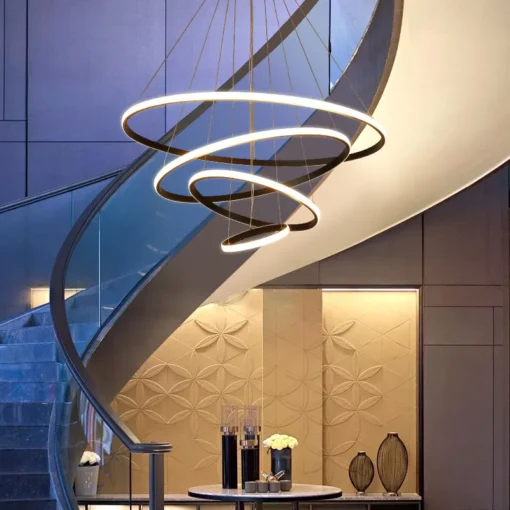 Eksklusiivne LED elutoa rippvalgusti, mis koosneb elegantselt keerdunud spiraalsetest LED riba valgustest ja ripub stiilses kaasaegses interjööris, pakkudes peent ja samas pilkupüüdvat valgustust trepi kohal.