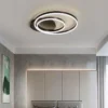 Kaasaegne elutuba koos energiaseiskussega reguleeritava disain laevalgustiga, mille minimalistlikud rõngad loovad stiilse ja elegantse efekti heledal lael.