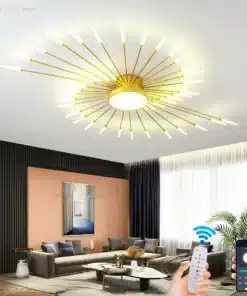 Moodne ja nutikas dimmertatav LED laelühter, mis on kuldne ja kiirtena välja ulatuvate valgustitega, ripub luksuslikus elutoas, millel on esiplaanil tumedad kardinad ja elegantne diivanikomplekt. Valgustit juhitakse kaug- ja nutiseadmega.