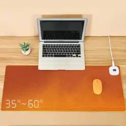 Oranž veekindel soojendusega suur hiirematt puidust laual koos sülearvuti ja hiirega ning digitaalne termomeeter kuvamas temperatuuri vahemikku 35–60 kraadi.