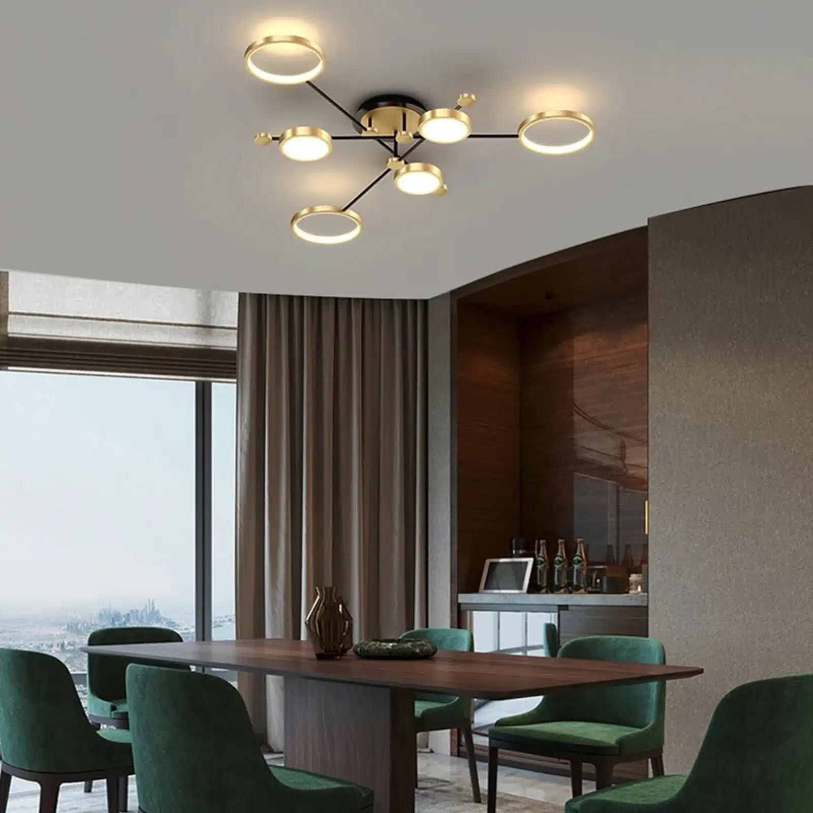 Stiilne ja elegantne luksuslik puldiga LED laelamp, millel on kaasaegne metallkonstruktsioon ja ringikujulised valgusallikad. Lamp on paigaldatud modernse interjööriga elutuppa, mida täiendavad luksuslikud rohelised toolid ja puidust mööbel.