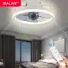 Energiasäästlik LED valgustiga laeventilaator, valge korpus, kaasaegne disain, kaugjuhtimispult, lehed liikumises, sisustatud magamistoas puhas ja kaasaegne interjöör.