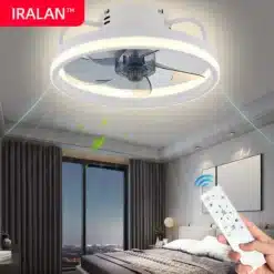 Energiasäästlik LED valgustiga laeventilaator, valge korpus, kaasaegne disain, kaugjuhtimispult, lehed liikumises, sisustatud magamistoas puhas ja kaasaegne interjöör.