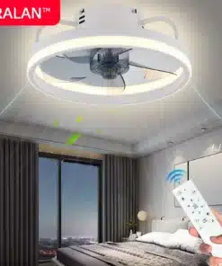 Energiasäästlik LED valgustiga laeventilaator, valge korpus, kaasaegne disain, kaugjuhtimispult, lehed liikumises, sisustatud magamistoas puhas ja kaasaegne interjöör.