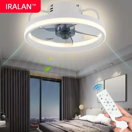 Energiasäästlik LED valgustiga laeventilaator, valge korpus, kaasaegne disain, kaugjuhtimispult, lehed liikumises, sisustatud magamistoas puhas ja kaasaegne interjöör.