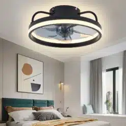 Kaasaegses magamistoas on laes paigaldatud energiasäästlik LED valgustiga laeventilaator, musta metallist konstruktsiooniga ja õhuke läbipaistev labade disain sobitub stiilselt heledate seinte ja kunstiteosega taustal.