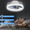 Energiasäästlik LED valgustiga laeventilaator valgustab rahulikult magamistuba, kus ema ja laps magavad. Valge ventilaator on disainitud hämaras toas, pakkudes vaikset õhuringlust ja pehmet valgustust.