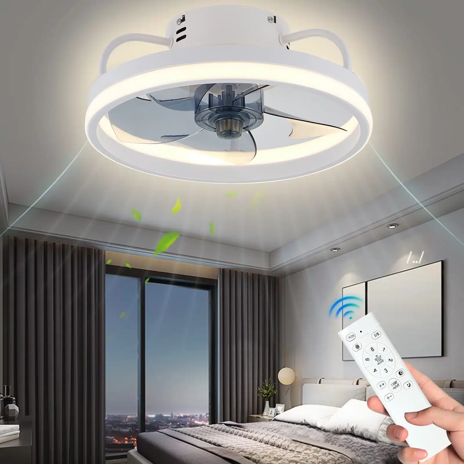 Kaasaegse magamistoa lakke paigaldatud energiasäästlik LED valgustiga laeventilaator heledas toonis, mille all on voodi ja kasutaja käes olev puldiga juhtimisseade.