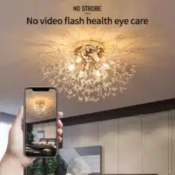 Luksuslik, elektrit säästev kristalllühter, mis on kinnitatud kaasaegse ruumi lakke. Lühter koosneb sädelevatest kristallidest, mis loovad silmatorkava valgusefekti. Taustal on heledates toonides seinad, kus peegeldub rahulik ja elegantne atmosfäär.