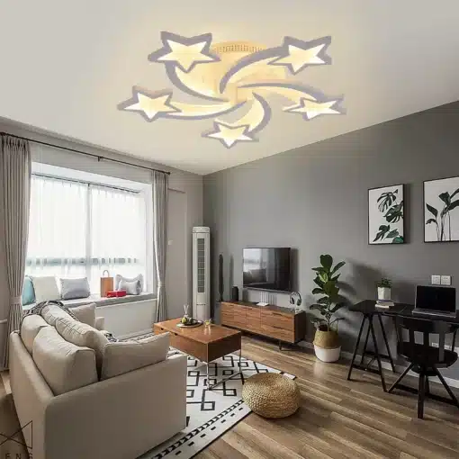 Tähekujulise disainiga LED laelamp | E-pood Tootemaailm Helendav tähekujulise disainiga LED laelamp kaasaegses elutoas, mille taustal on hallid seinad, suur aken valgete kardinate ja hubase sisustusega.