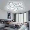 Tähekujulise disainiga LED laelamp | E-pood Tootemaailm Valge tähekujulise disainiga LED laelamp kaasaegses magamistoas, millel on suured aknad ja neutraalsed värvid.