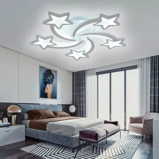 Tähekujulise disainiga LED laelamp | E-pood Tootemaailm Valge tähekujulise disainiga LED laelamp kaasaegses magamistoas, millel on suured aknad ja neutraalsed värvid.