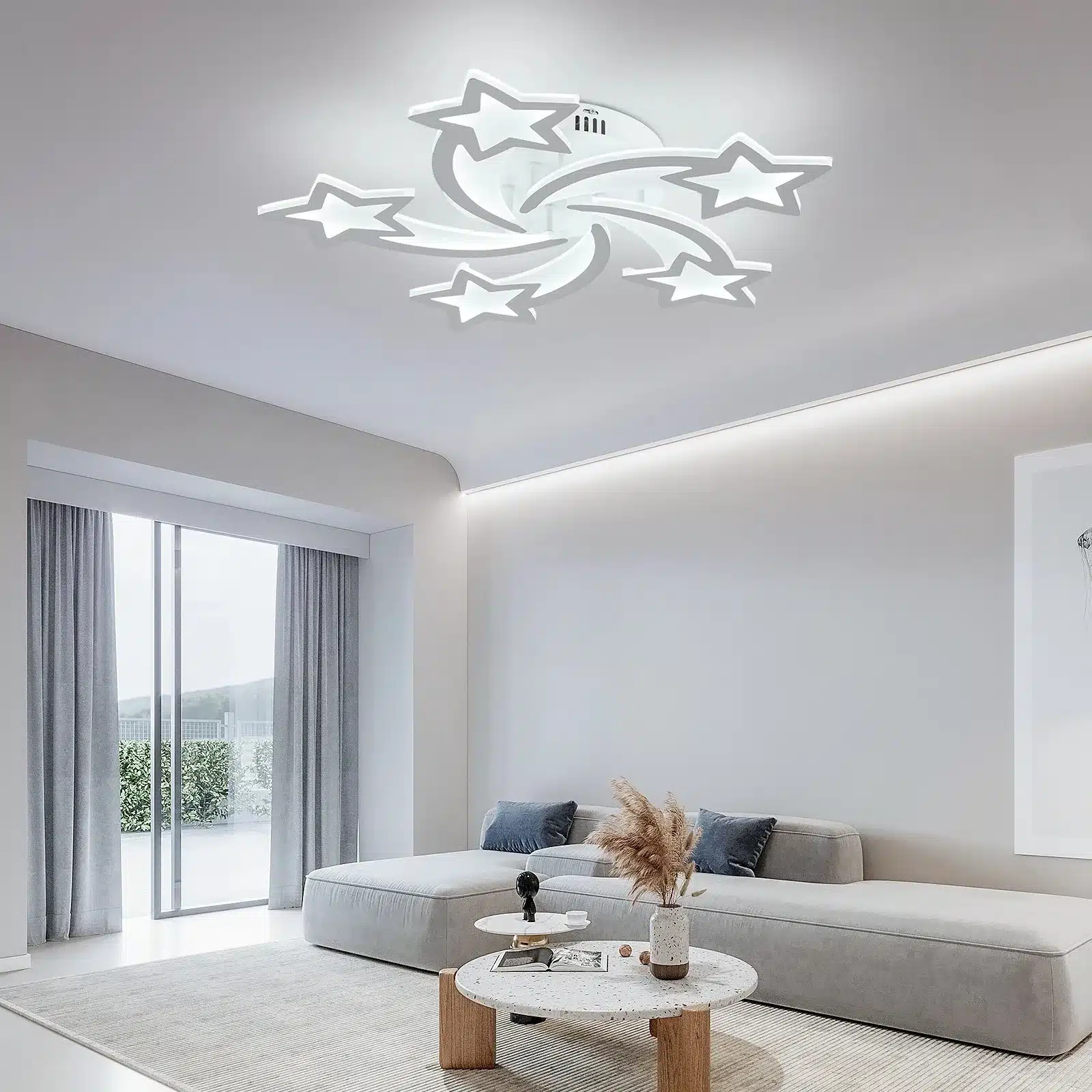 Kaunis tähekujulise disainiga LED laelamp, mis ripub modernses heledas elutoas, valgustades ruumi hubase säraga. Lamp, valmistatud kvaliteetsetest materjalidest, sobitub elegantselt heledate seinade ja mööbliga, luues kaasaegse ja stiilse interjööri.