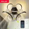 Moodne ventilaatoriga LED laevalgusti | E-pood Tootemaailm Moodne ventilaatoriga LED laevalgusti koos kaasaegse musta ja valge disainiga, paigaldatud helget tooni lakke. Valgusti keskmes on LED rõngad, mis pakuvad ühtlast valgustust, samal ajal kui ventilaatorilabade elegantsed jooned loovad stiilse aktsendi. Taustal on neutraalne interjöör, lisaks on pildil kaugsäti juhtpult ja nutitelefon ekraanil ventilaatori rakendusega.