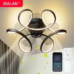 Moodne ventilaatoriga LED laevalgusti koos kaasaegse musta ja valge disainiga, paigaldatud helget tooni lakke. Valgusti keskmes on LED rõngad, mis pakuvad ühtlast valgustust, samal ajal kui ventilaatorilabade elegantsed jooned loovad stiilse aktsendi. Taustal on neutraalne interjöör, lisaks on pildil kaugsäti juhtpult ja nutitelefon ekraanil ventilaatori rakendusega.